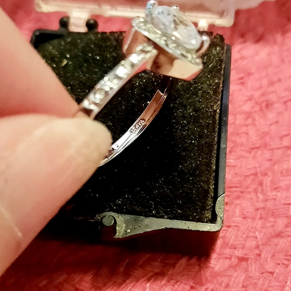 DAZZLING 18K WHITE GOLD PLATED HEART WHITE TOPAZ 2.5CT CZ ENGAGEMENT RING | 8 - Picture 7 of 13